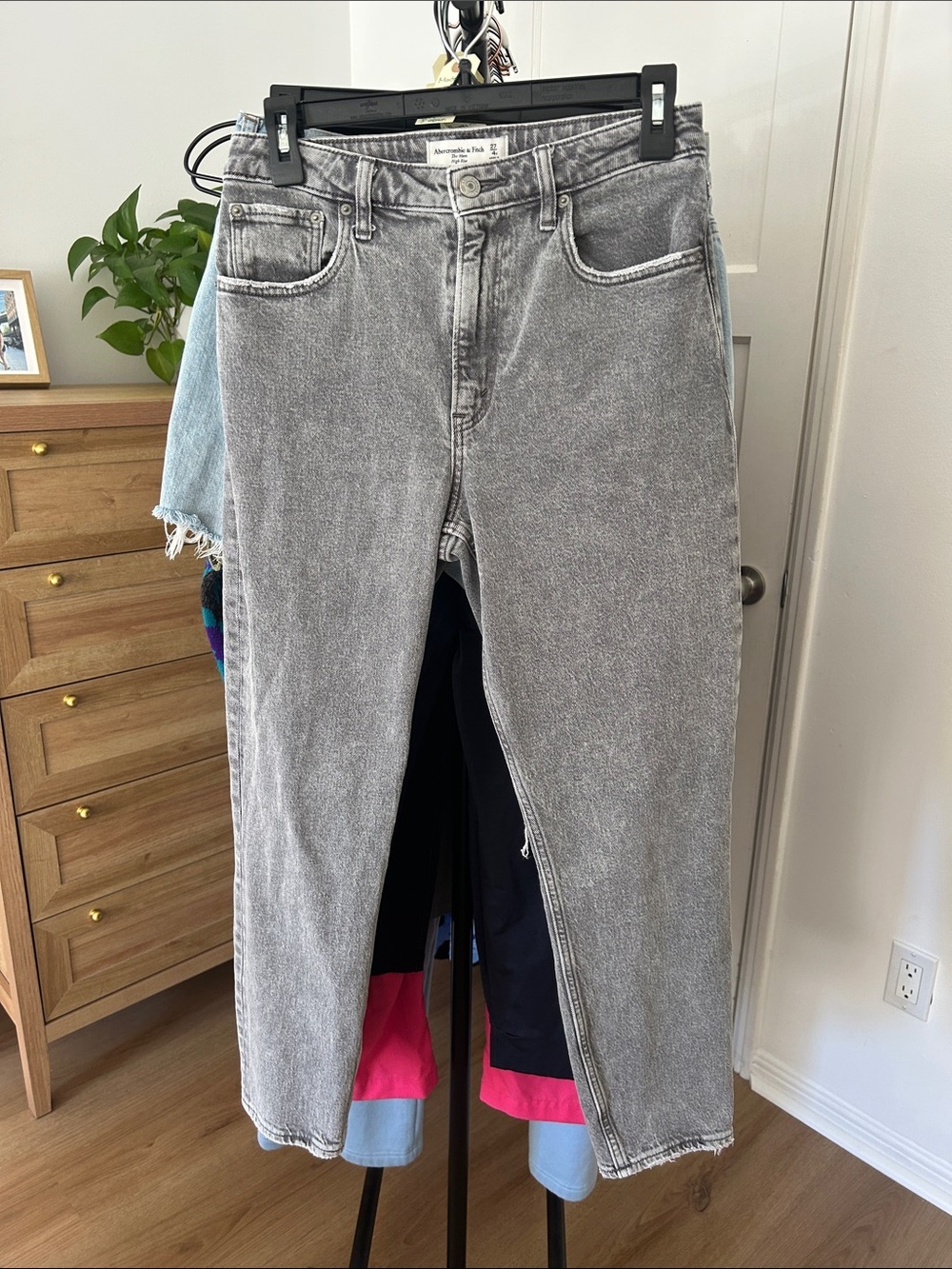 Abercrombie & Fitch The Mom High Rise. 27/4R. 26” inseam. Stretch. Clean